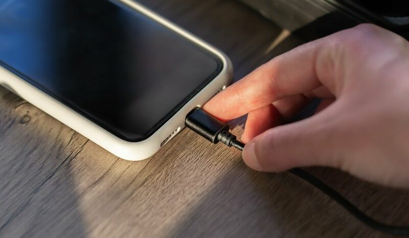 Смартфони без USB-кабелів: новий тренд чи випадковість?