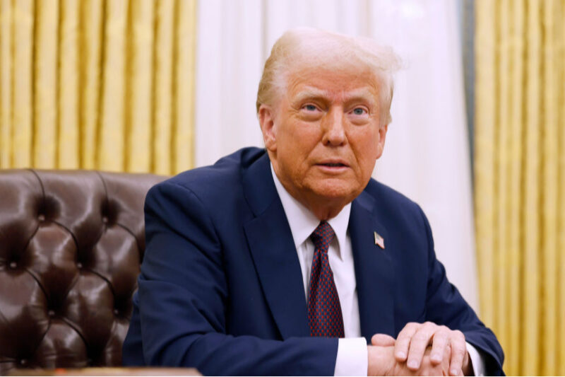 Трамп звільняє тисячі працівників уряду США
