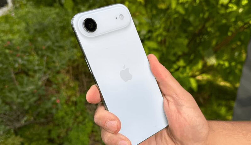 Чому Apple не поспішає з випуском складних смартфонів?