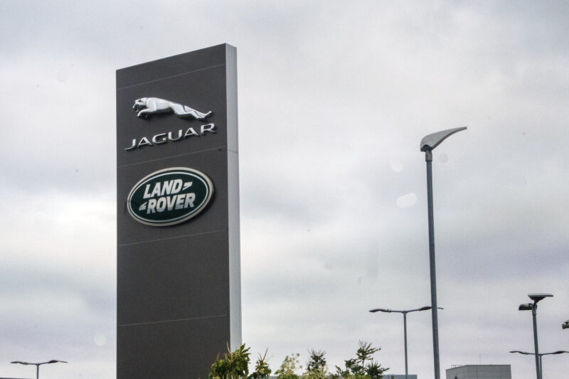 Кібератака паралізувала Jaguar Land Rover та 5 000 компаній