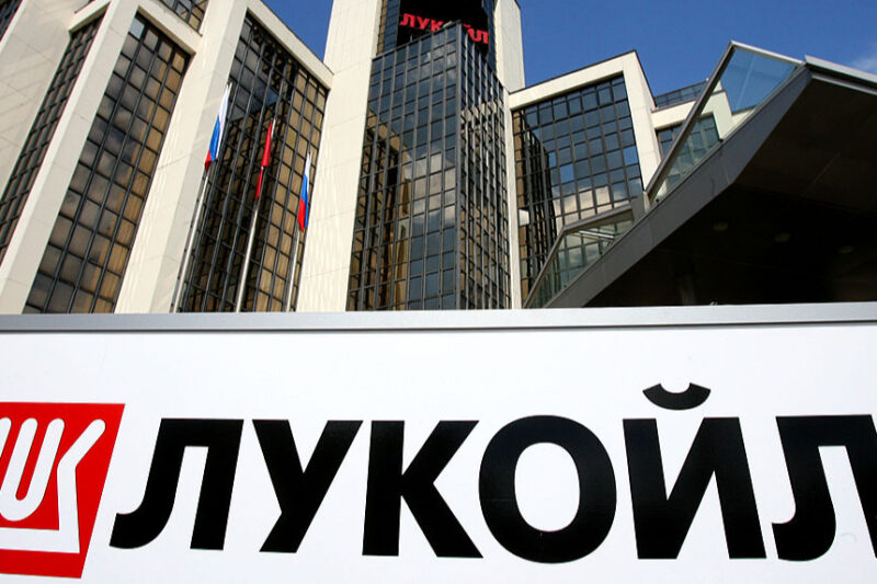 Казахстан вирішує долю активів “Лукойл”