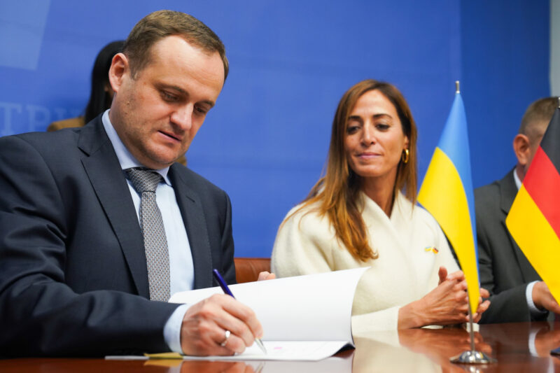 Мінрозвитку підписало угоди на 70 млн євро для ВПО