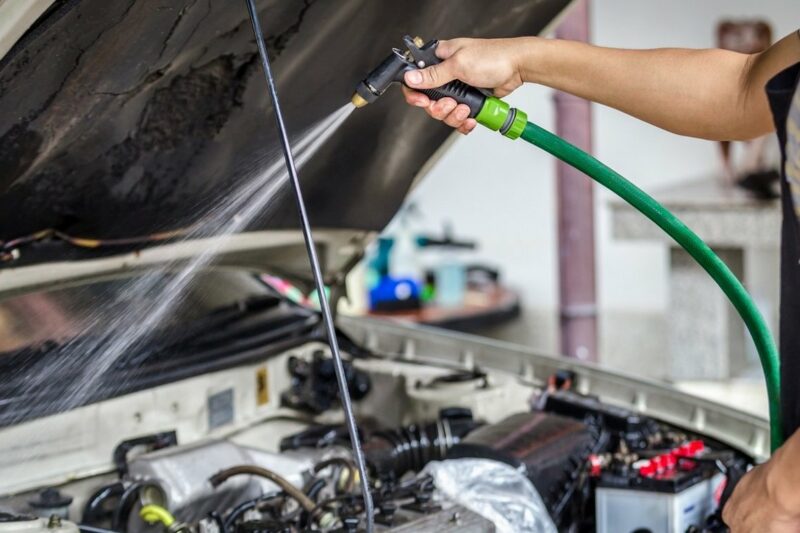 Чому мити двигун автомобіля небезпечно?
