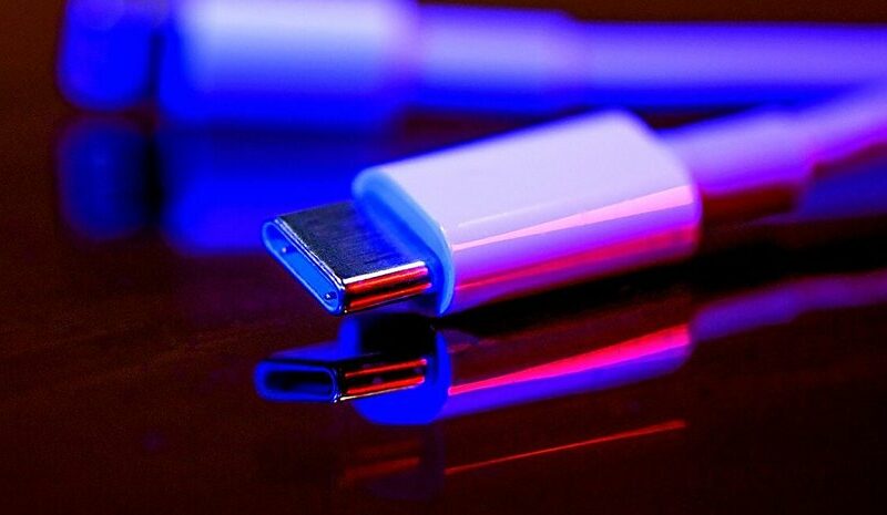 Чи варто переплачувати за кабель Thunderbolt 4 від Apple?