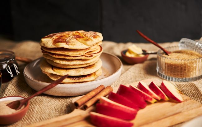 Смачні яблучні оладки: простий рецепт для всієї родини