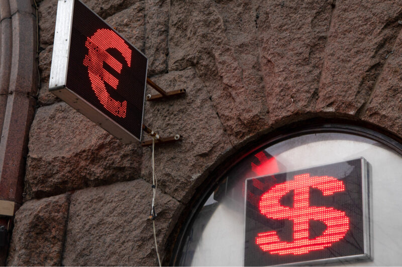 Курс долара та євро на 19 листопада 2023 року