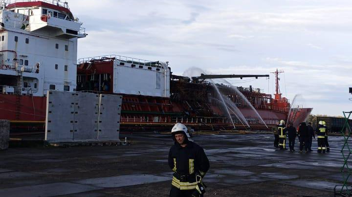 Ліквідація пожежі на судні в порту Ізмаїл