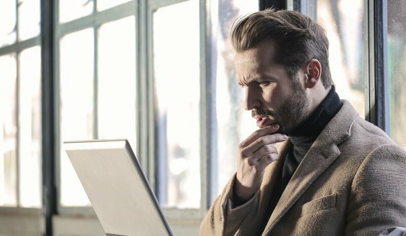 Чому не варто залишати ноутбук у машині?