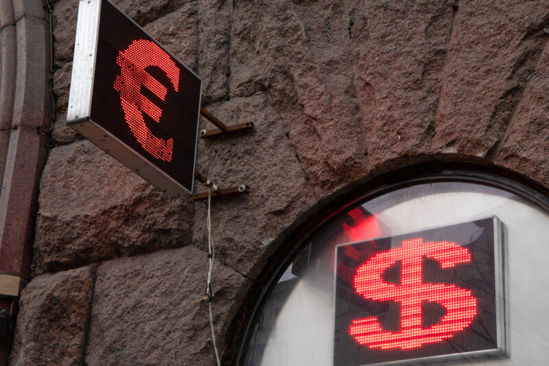 Курс євро зросте, долар зменшиться: новини валют