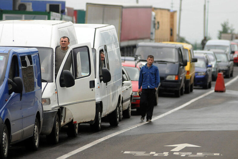 Пропускні операції на кордоні України призупинено