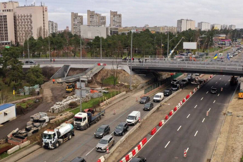 У Києві відкрили оновлений шляхопровід біля метро “Дарниця”
