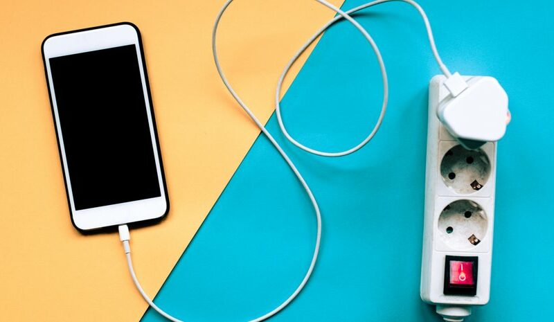 Як правильно заряджати телефон: поради експертів