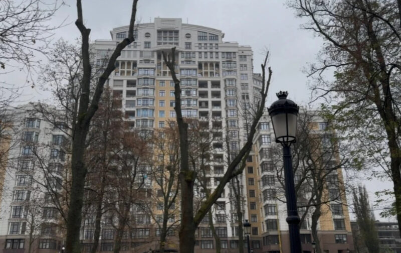 Матір підозрюваного у корупції купила три квартири у Києві