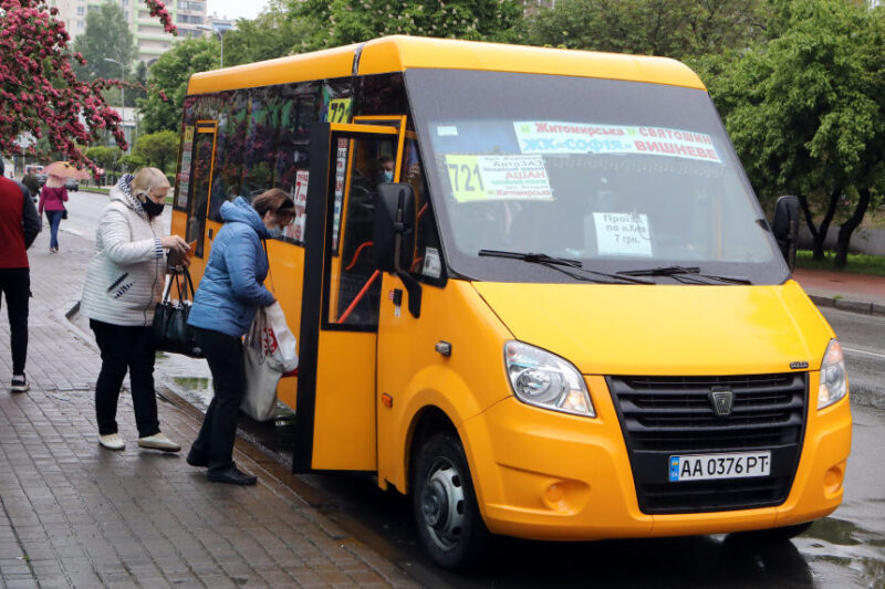 Київ: скорочення маршрутних таксі через обстріли