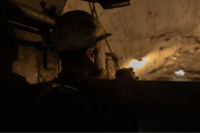 Авіаудари на Донеччині: пошкоджено вугільні підприємства