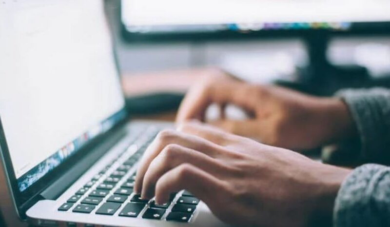 Чи шкідливо постійно тримати ноутбук підключеним?