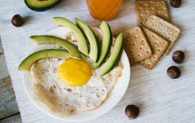 Яєчня з авокадо: смачний та корисний сніданок