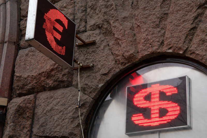 Курс долара та євро на 17 листопада 2023 року