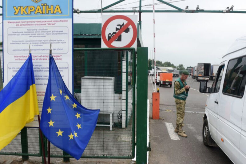 Відновлено роботу пунктів пропуску на кордоні України