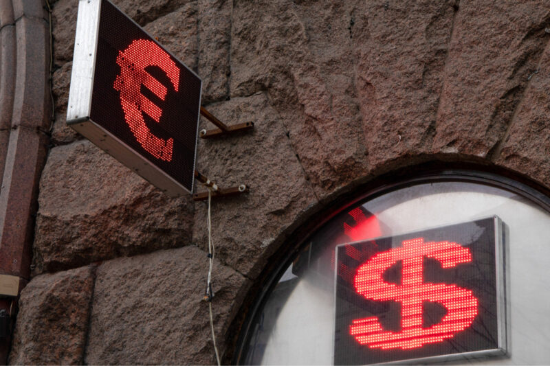 Офіційний курс євро та долара на 5 грудня 2023 року