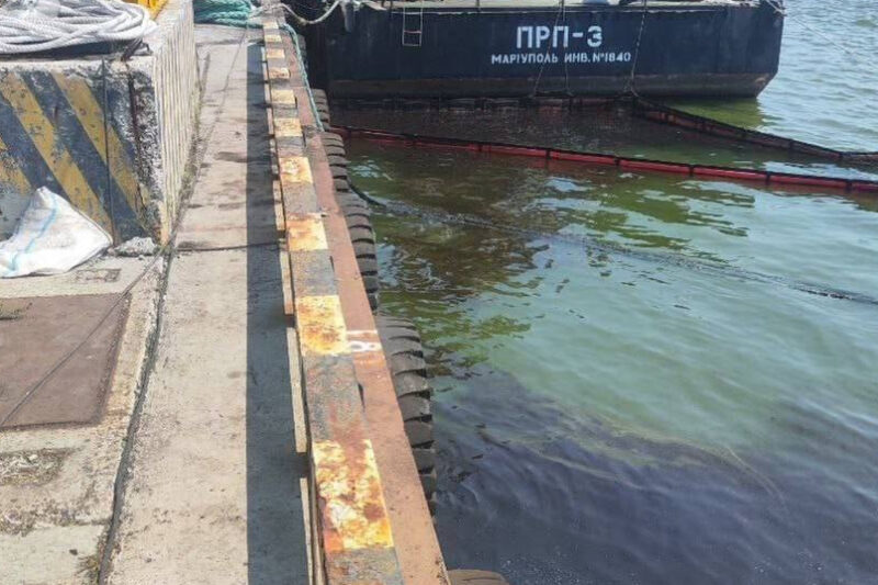 Розлив нафтопродуктів в Маріуполі: екологічна катастрофа
